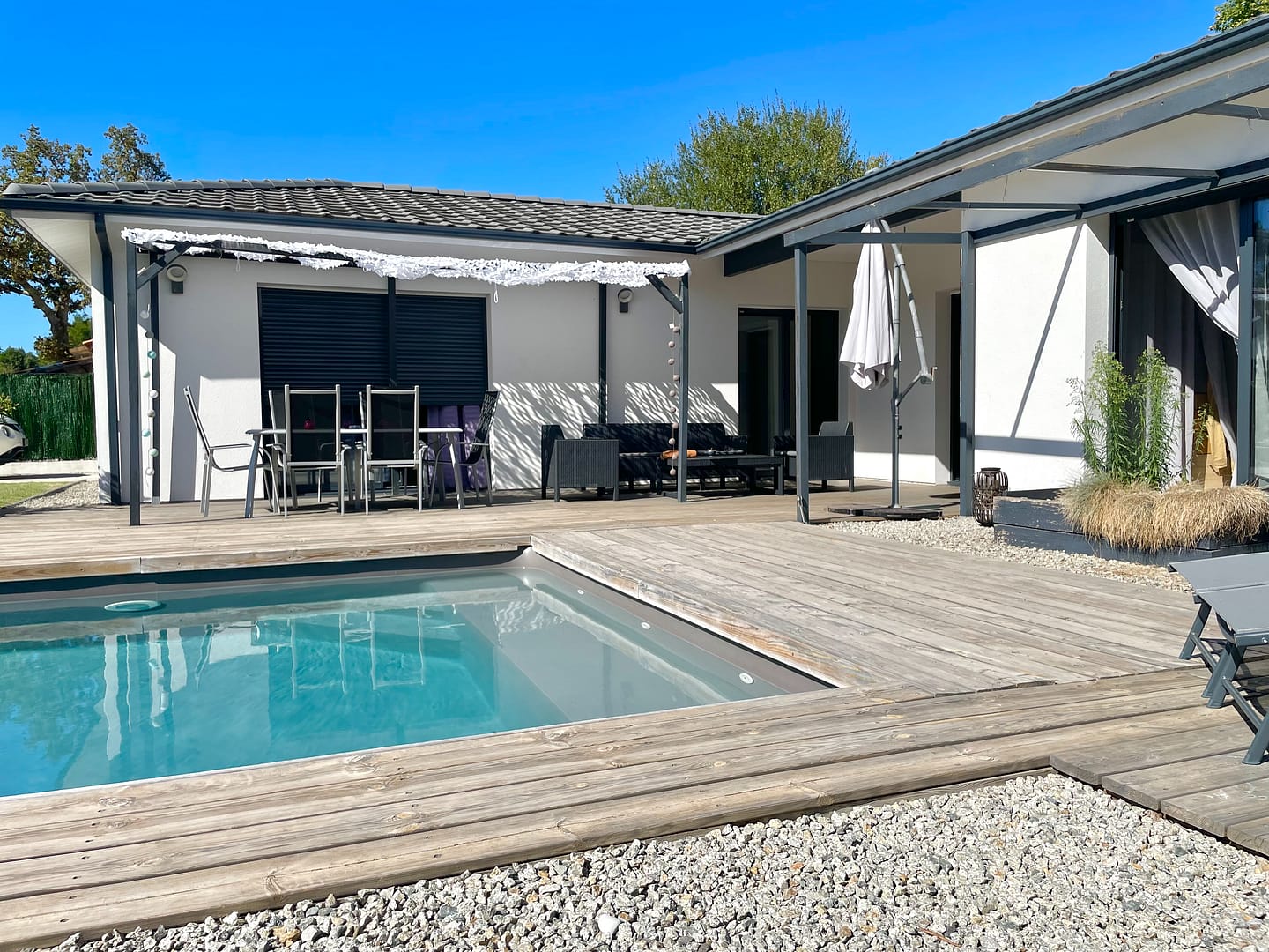 Maison moderne avec piscine et terrasse en bois