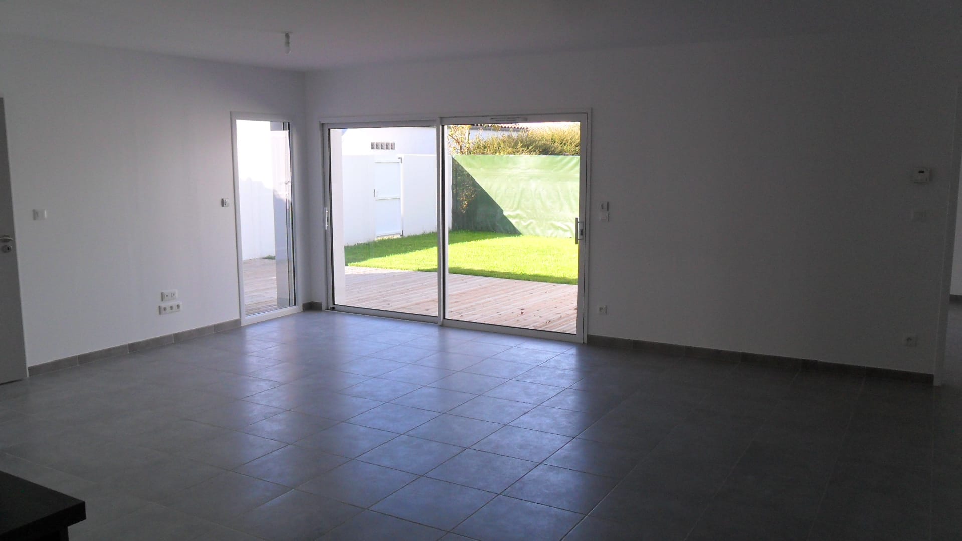 Salon avec vue sur jardin, porte-fenêtre coulissante