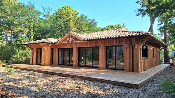 Maison personnalisée avec bardage bois pour une architecture Ferret-capienne