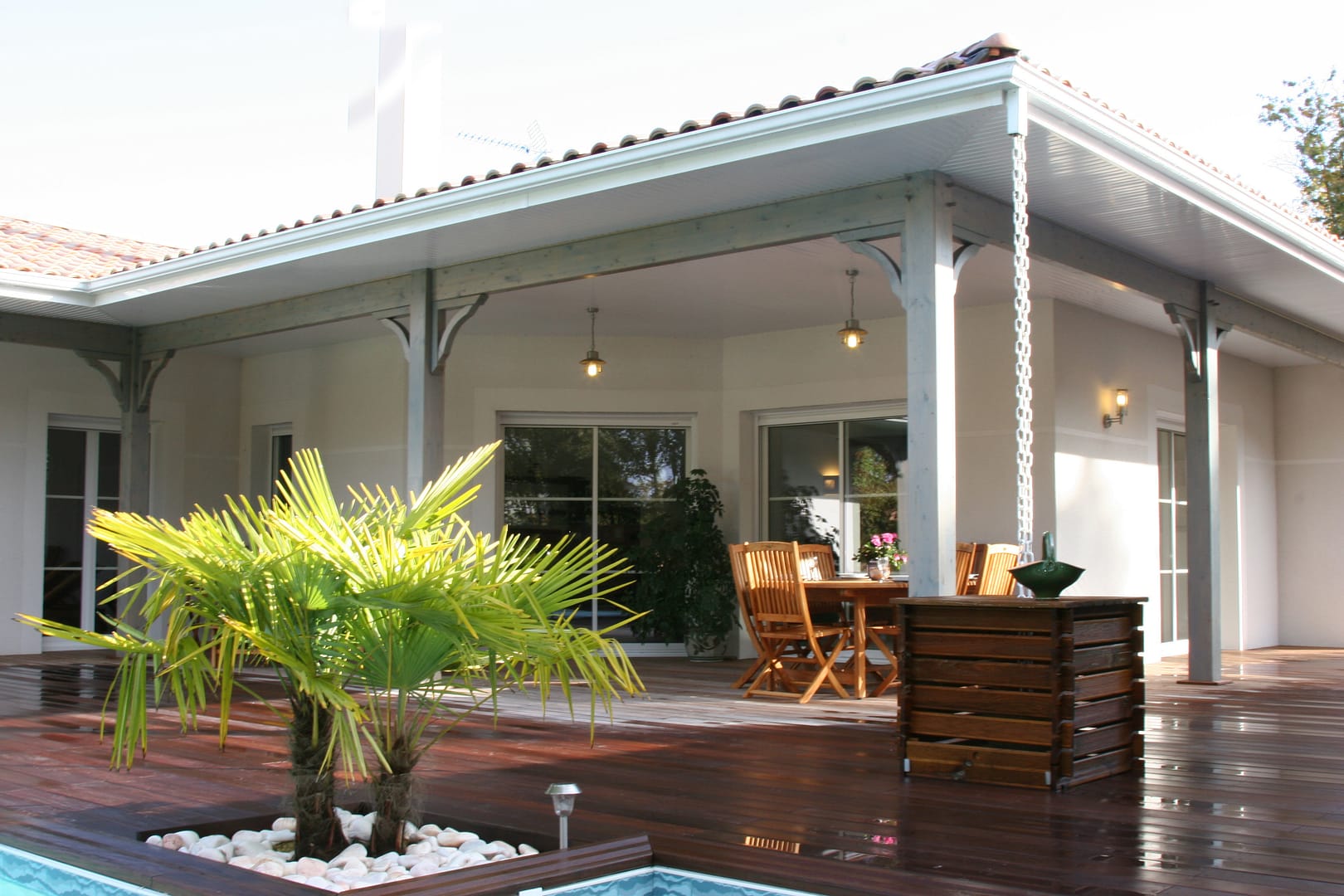 Terrasse moderne en bois avec coin repas extérieur